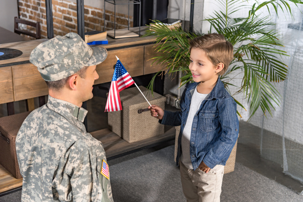 sotilaallinen isä ja poika kanssa USA lippu
 - Valokuva, kuva