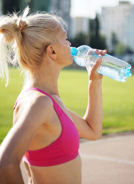 sportovní žena pitné vody - Fotografie, Obrázek