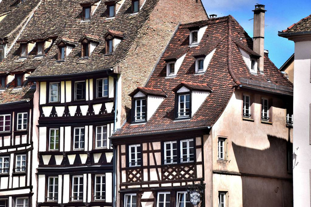 1 * * * Strasbourg kaupunki Itä-Ranskassa. Elsassin historiallinen pääkaupunki. Se sijaitsee joki III, ja se on kaikkein Saksan kaupunki Ranskassa. Kaupungin taivaanrantaan. Kesällä. Vuosi 2017
.  - Valokuva, kuva