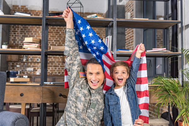 katonai apa és fia usa zászló - Fotó, kép