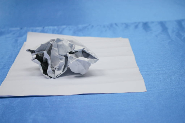 grumos de papel enrugado e textura sobre fundo mesa azul em busi
 - Foto, Imagem
