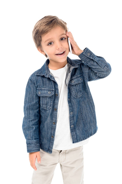 Niño hablando en el teléfono inteligente
 - Foto, imagen