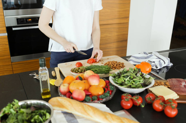 Mujer joven cocinando comida saludable
 - Foto, Imagen