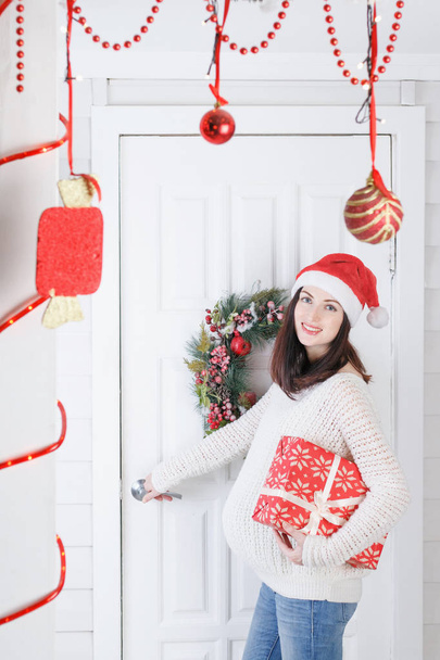 Happy woman with Christmas gift box - Foto, Imagen