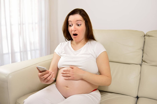 pregnant woman surprised - 写真・画像