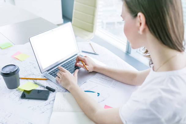 Ofiste dizüstü bilgisayarda çalışan genç kadın. Eller üstünde laptop odaklanmak - Fotoğraf, Görsel