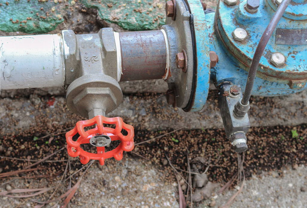 válvula de água de aço de encanamento na tubulação de torneira industrial grama
 - Foto, Imagem