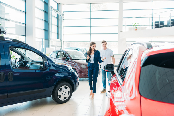 Διευθυντής πωλήσεων αυτοκινήτων προβολή στον πελάτη  - Φωτογραφία, εικόνα
