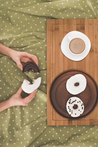 persona comiendo rosquillas con café
 - Foto, Imagen