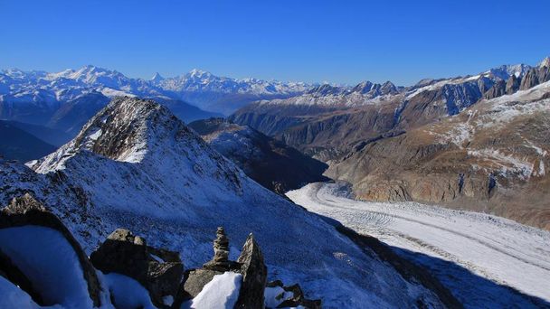 Γλώσσα της περιοχής του παγετώνα Aletsch και ψηλά βουνά σε Valais Canto - Φωτογραφία, εικόνα