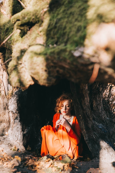 lány egy titokzatos erdő - Fotó, kép
