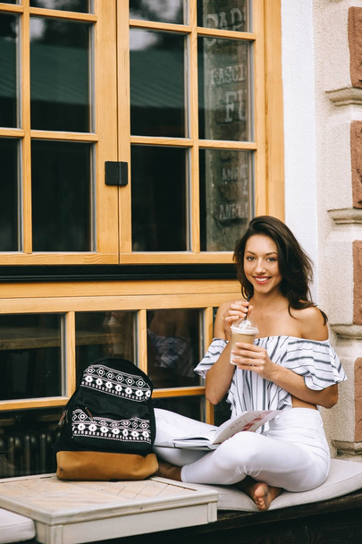 girl drinking coffee in the city - Fotografie, Obrázek