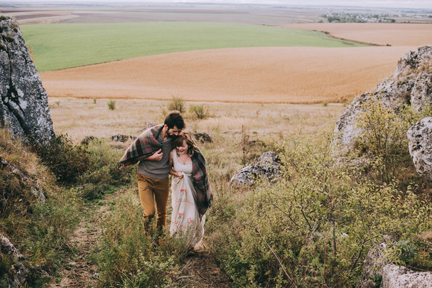 couple in the field - Zdjęcie, obraz