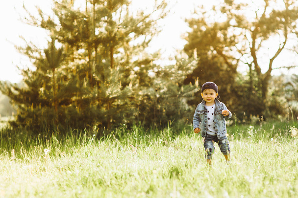 Little boy outdoors - Foto, afbeelding