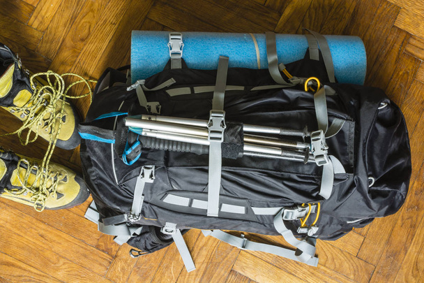 Рюкзак и горные сапоги, подготовленные к поездке
. - Фото, изображение