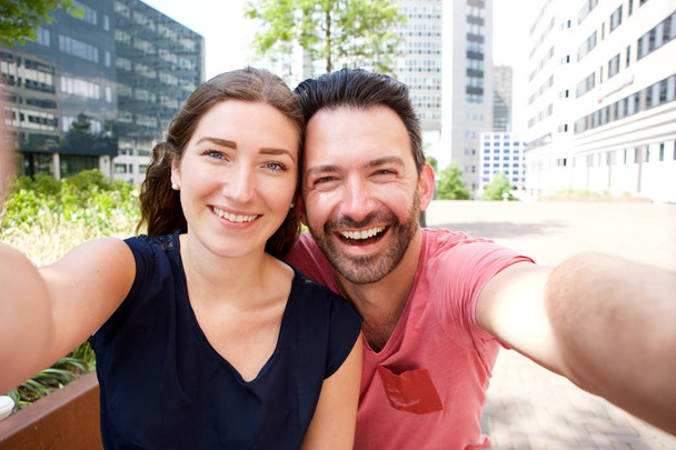 couple prendre selfie à l'extérieur
  - Photo, image