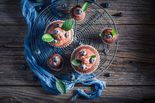 Sweet chocolate muffin made of fresh berries and cream - Fotografie, Obrázek