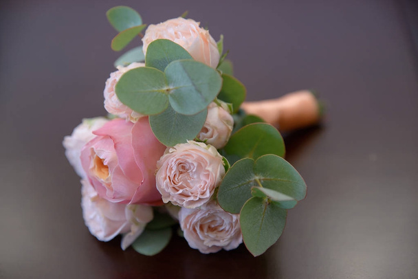 Οριζόντια βολή λαμπερή γαμήλια ανθοδέσμη που χαρακτηρίζει ροζ παιώνιες και πράσινο μωβ φόντο - Φωτογραφία, εικόνα