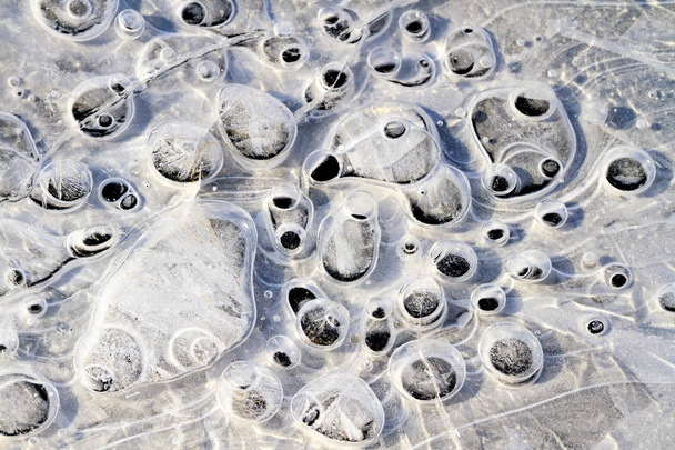 zugefrorener See mit bizarren Mustern, winterliche Textur - Foto, Bild