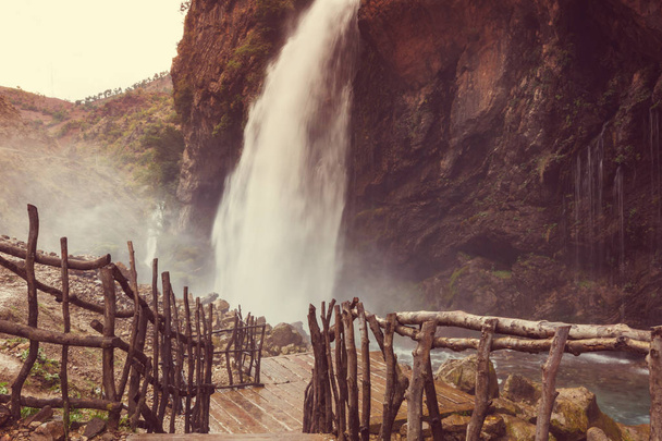 Cachoeira de Kapuzbasi, província de Kayseri
 - Foto, Imagem