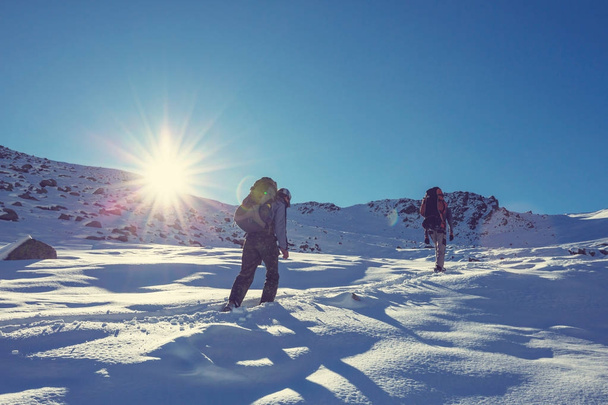 Туристы в зимних горах - Фото, изображение