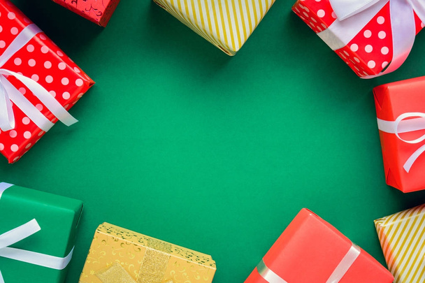 Weihnachts- und Geschenkboxen auf dem grünen Tisch - Foto, Bild