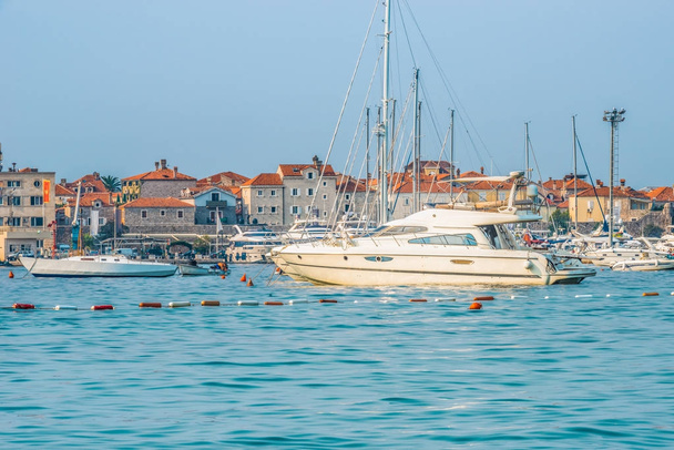  Přístav pro jachty a čluny s výhledem na staré město z pobřeží Budva, Budva Riviera, Černá Hora. - Fotografie, Obrázek