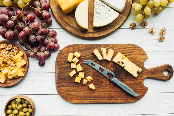 various types of cheese and grapes - Valokuva, kuva