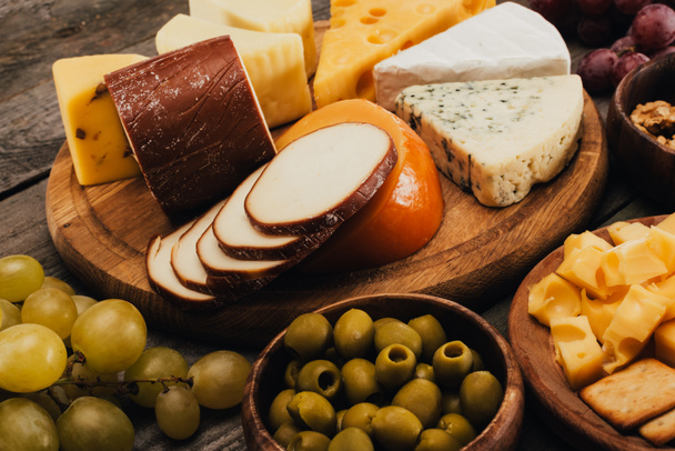 sýr na dřevěné prkénko - Fotografie, Obrázek