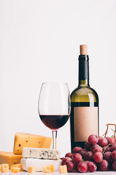 grapes, wine and various types of cheese - Valokuva, kuva