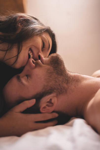 Retrato de mujer besando novio somnoliento
 - Foto, Imagen