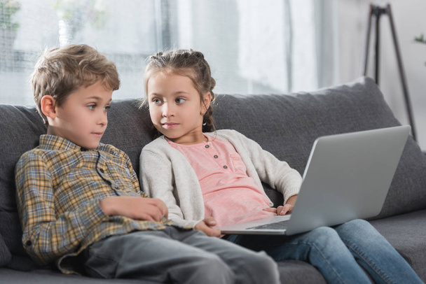Bambini con laptop
 - Foto, immagini