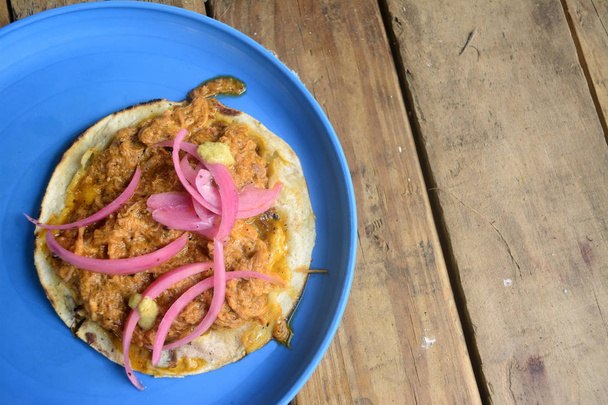 Cochinita pibili taco, carne de cerdo cocida con salsa de pibil que incluye achiote y zumo de naranja
 - Foto, imagen
