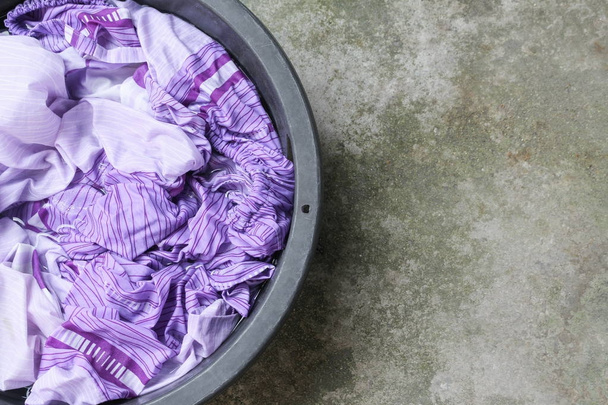 lavagem embeber roupas sujas na bacia preta para limpar Tailândia
 - Foto, Imagem