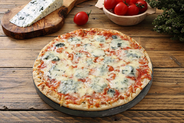 italienische Pizza mit Käse und Gorgonzola  - Foto, Bild