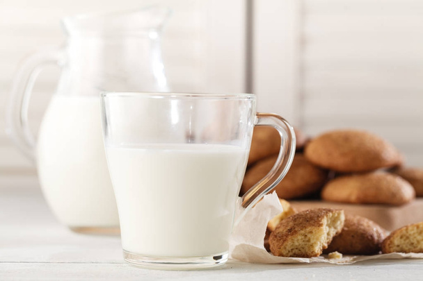 Freshly baked snickerdoodle cookies  with old-fashioned milk jug - Foto, Bild