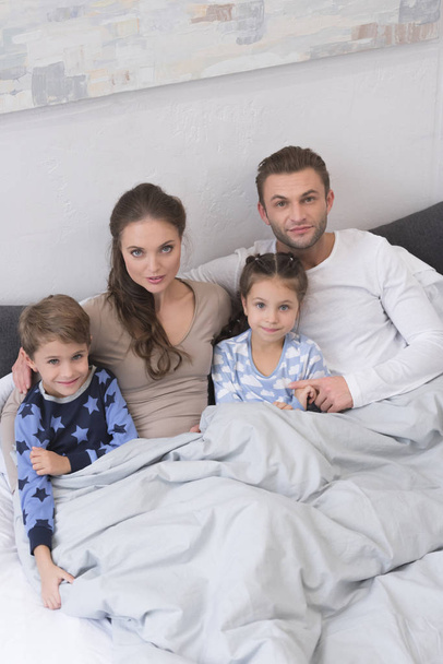 Aile pijama yatakta - Fotoğraf, Görsel