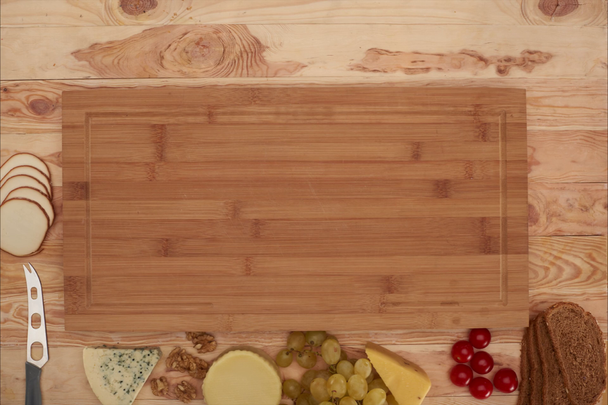 ser, winogrona, oliwki i deska do krojenia - Materiał filmowy, wideo