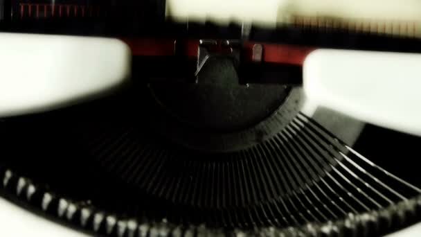 Mãos digitando em uma máquina de escrever para interpretar os personagens Eu te amo
. - Filmagem, Vídeo