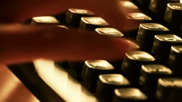 Mãos digitando em uma máquina de escrever
. - Filmagem, Vídeo