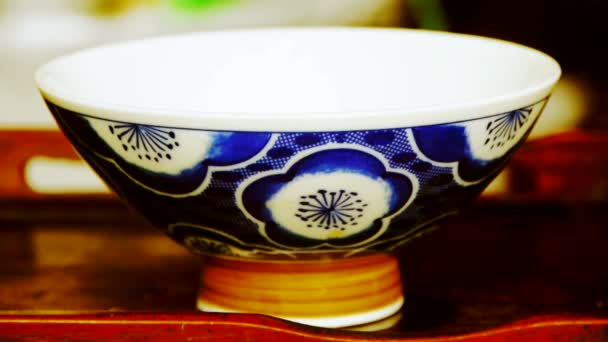 ティーポットは、お茶を注いだ、leisure.china,japan,water の古代の習慣. - 映像、動画