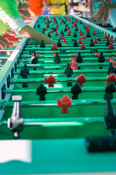 Jogo de futebol de mesa muito longo para cinquenta jogadores simultaneamente
 - Foto, Imagem
