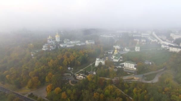 A légi felvétel a Kiev Pechersk Lavra, Kijev, Kijev, Ukrajna. Egy dombon, a Dnipro-folyó Kiev-Pechersk Lavra. - Felvétel, videó