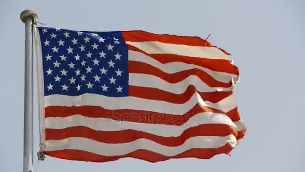 Αμερικανική σημαία κυματίζει στον αέρα. - Πλάνα, βίντεο