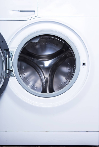 white washing machine with an open door. interior details - Foto, Imagen