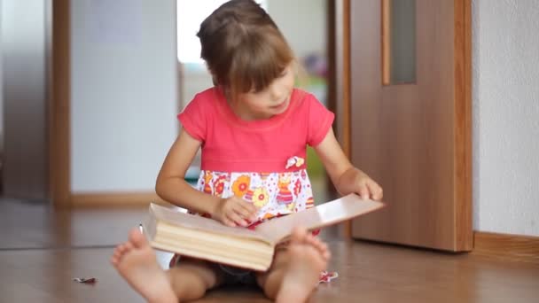 Little girl reading a big book - Footage, Video