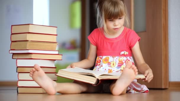 Маленькая девочка читает большую книгу
 - Кадры, видео
