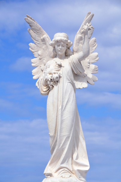 Witte engel graf werf standbeeld met blauwe lucht - Foto, afbeelding