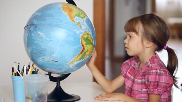 Kleines Mädchen blickt auf Globus - Filmmaterial, Video