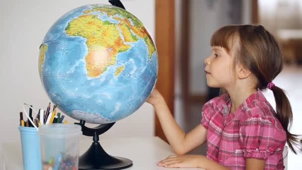 Маленькая девочка смотрит на глобус
 - Кадры, видео